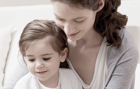 أم و طفل يجلسان على مقربة من بعضها البعض.